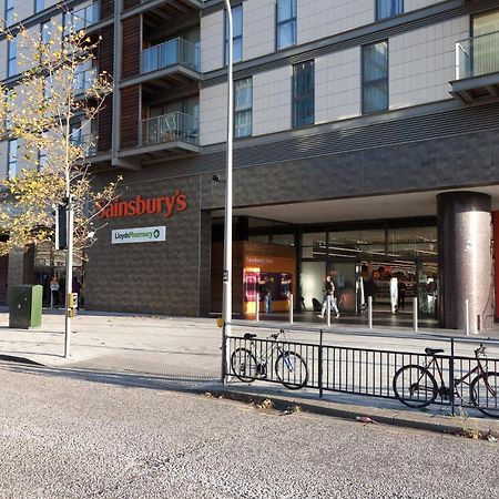 Central Milton Keynes Smart Apartment: 2BR with Parking Exterior photo