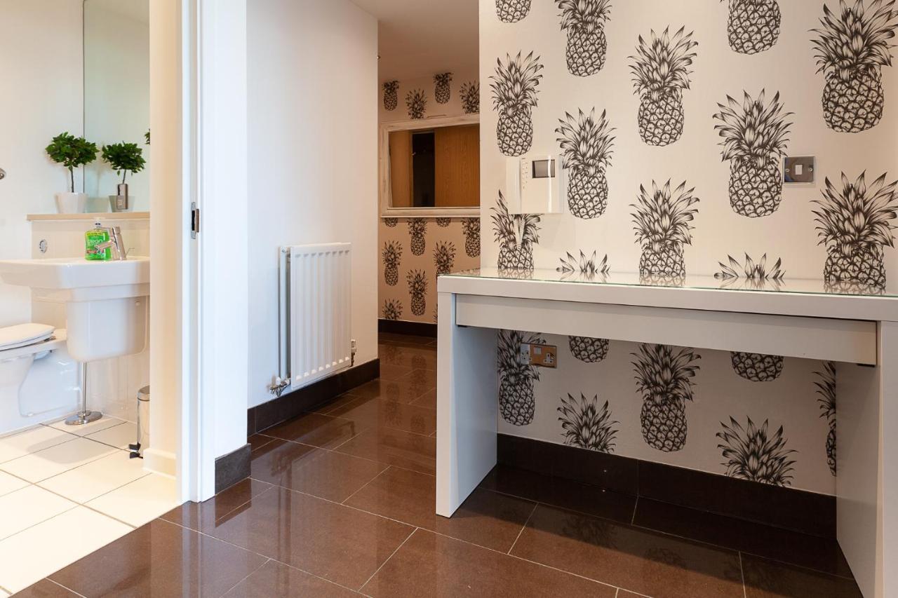 Central Milton Keynes Smart Apartment: 2BR with Parking Exterior photo