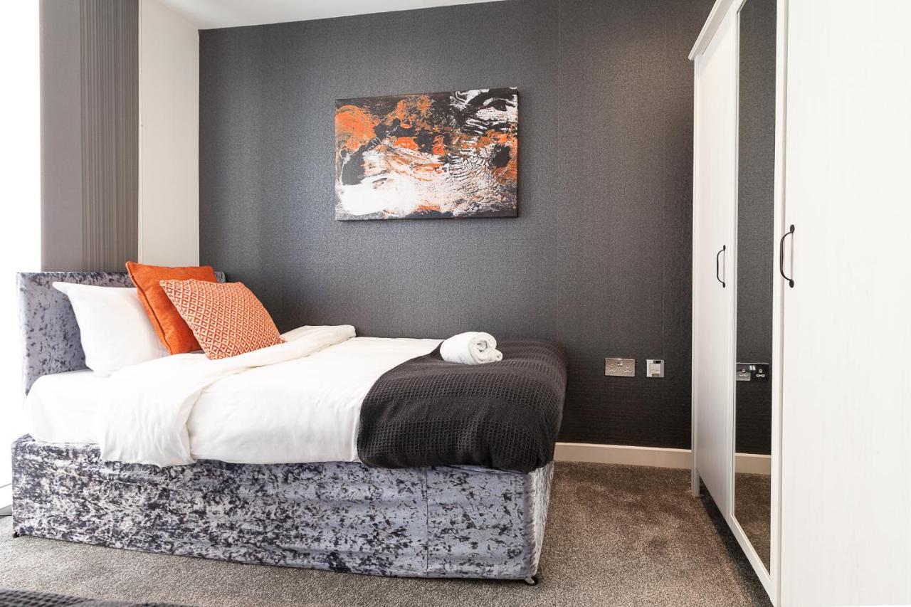 Central Milton Keynes Smart Apartment: 2BR with Parking Exterior photo