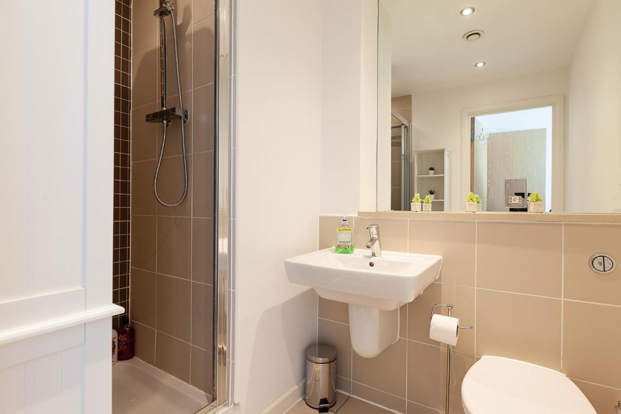 Central Milton Keynes Smart Apartment: 2BR with Parking Exterior photo